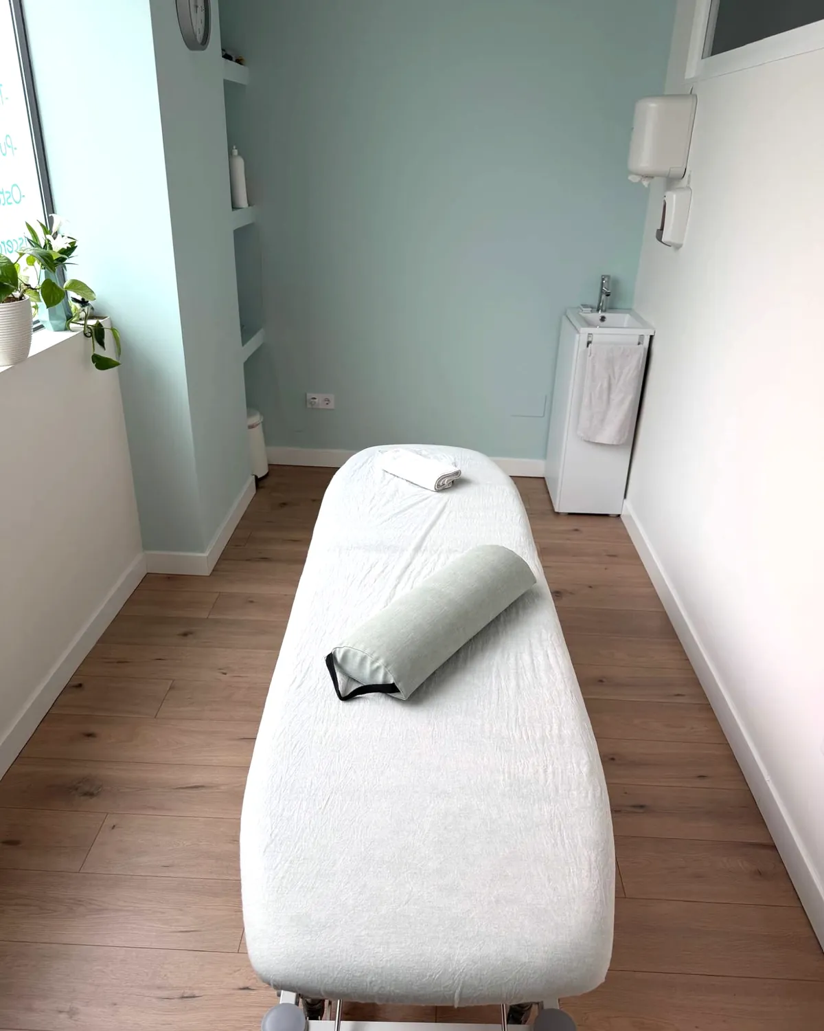 Sala de tratamiento de fisioterapia de la Clínica Paula Vega en Leganés, con la camilla preparada