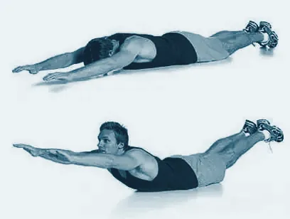 Hombre tumbado boca abajo elevando brazos y piernas: ejercicio superman para la espalda