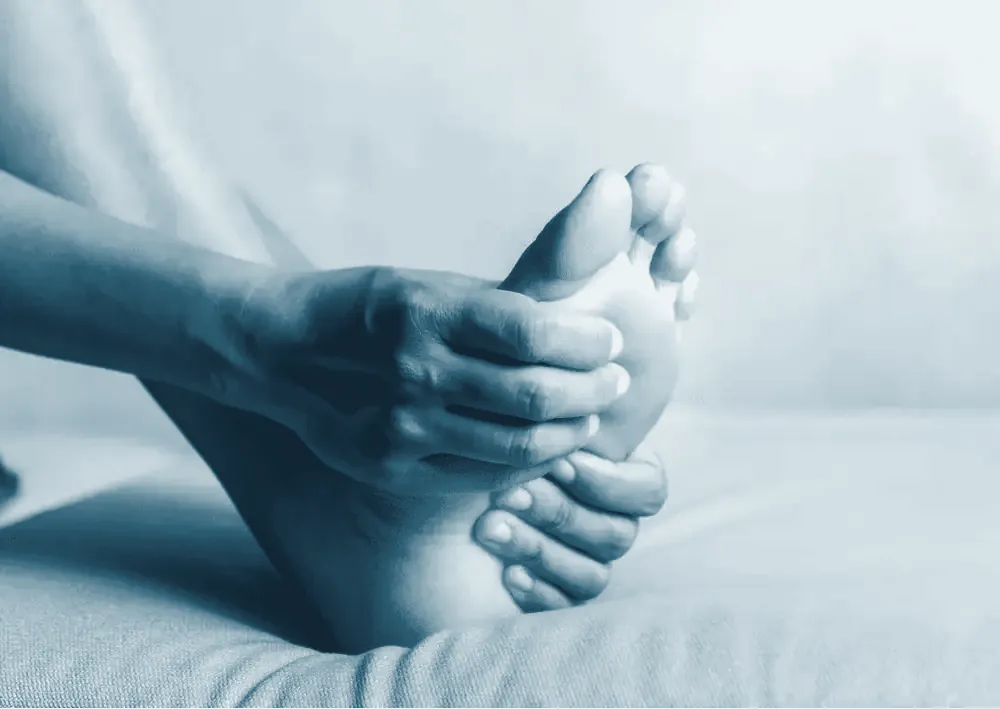 Pie con la zona del talón y la fascia plantar marcada en rojo