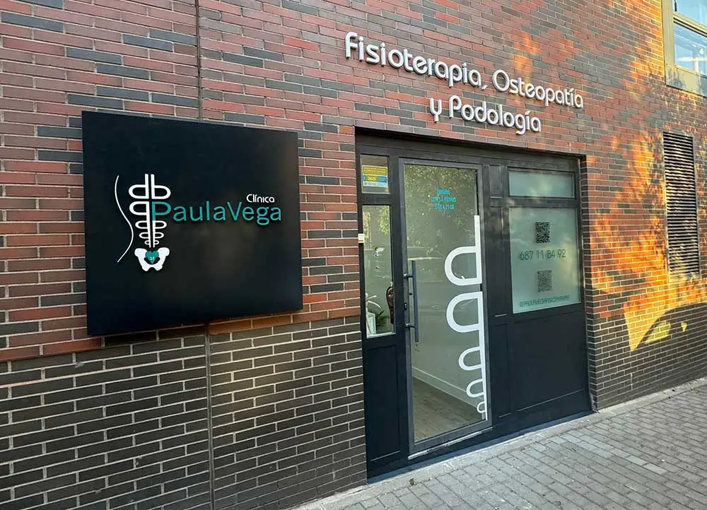 Fachada de la Clínica Paula Vega, fisioterapia, osteopatía y podología, en Calle Dublín 4 de Leganés